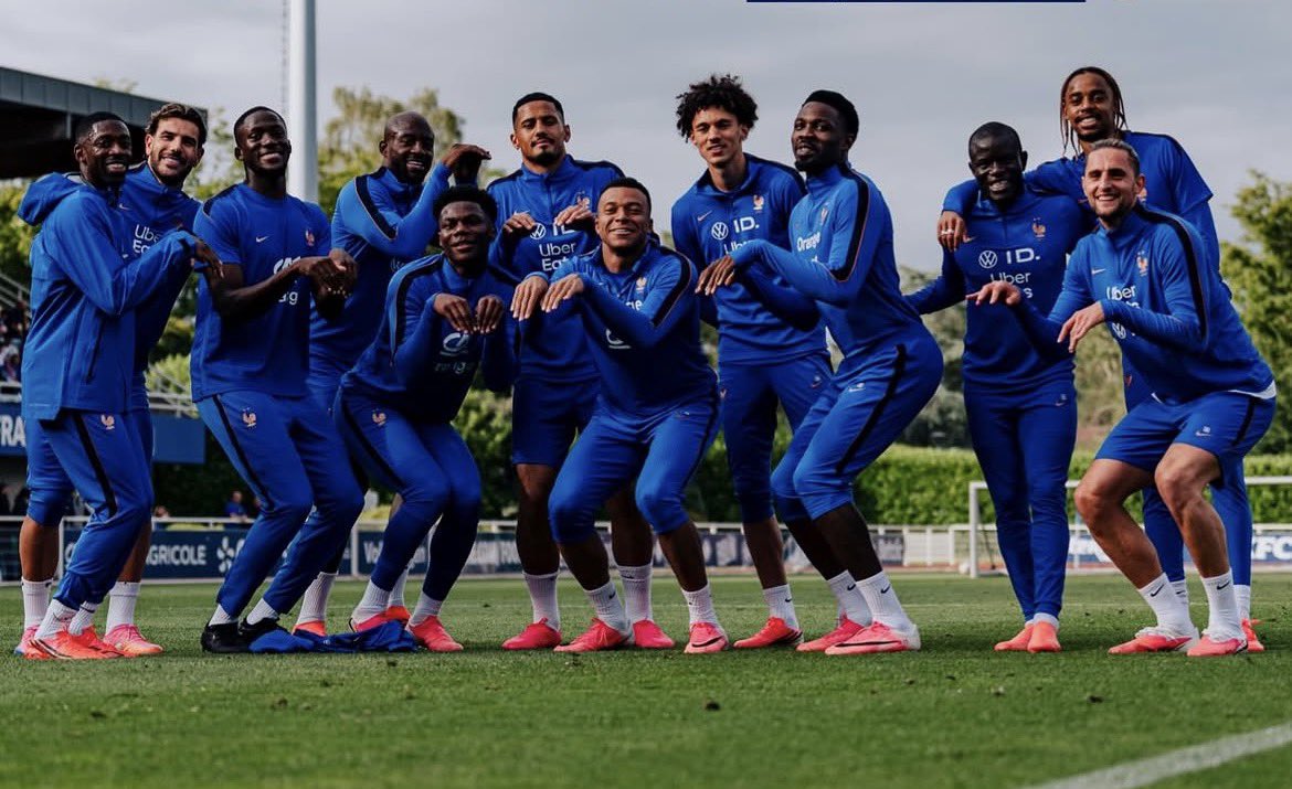 hupu-football-1780830127375-ayx-0jpg - AYX Sports Hub A group of soccer players in blue training suits posing together on a field for a team photo.