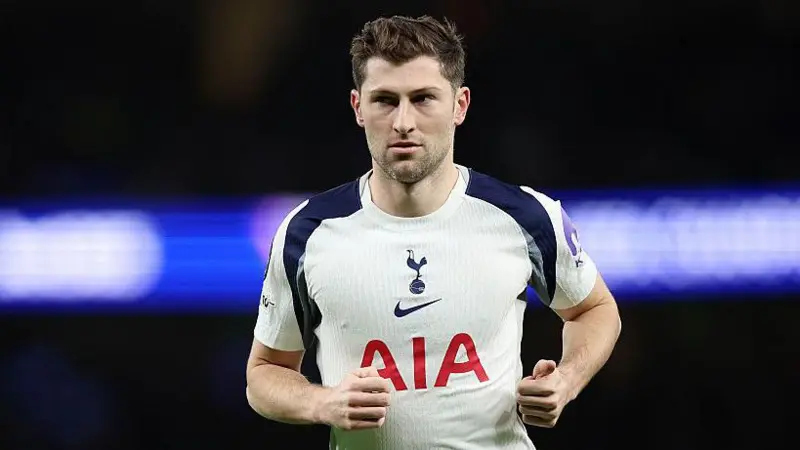 hupu-football-1781077409597-ayx-0png - AYX Sports Hub Professional male soccer player wearing a white Tottenham Hotspur jersey with AIA sponsor, running on the pitch.