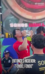 Man in a red shirt chugging from a bottle at a crowded event; bold captions overlay read 'ENTONCES HICIERON: 'FONDO, FONDO'' on a colorful backdrop.