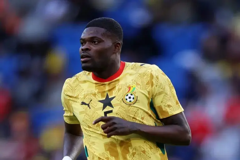 hupu-football-1781359266014-ayx-1png - AYX Sports Hub Ghanaian footballer in a yellow jersey running on the field during a match