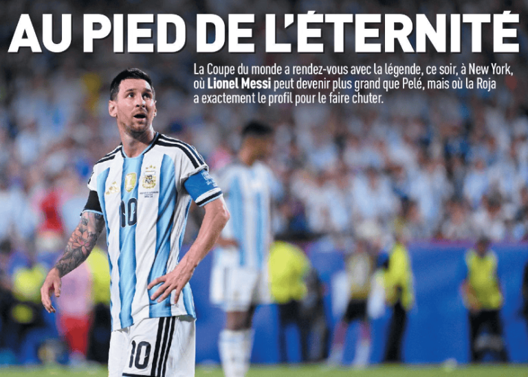 Lionel Messi in an Argentina jersey on a soccer field, used as a magazine cover with the bold headline 'AU PIED DE L'ÉTERNITÉ' above him.